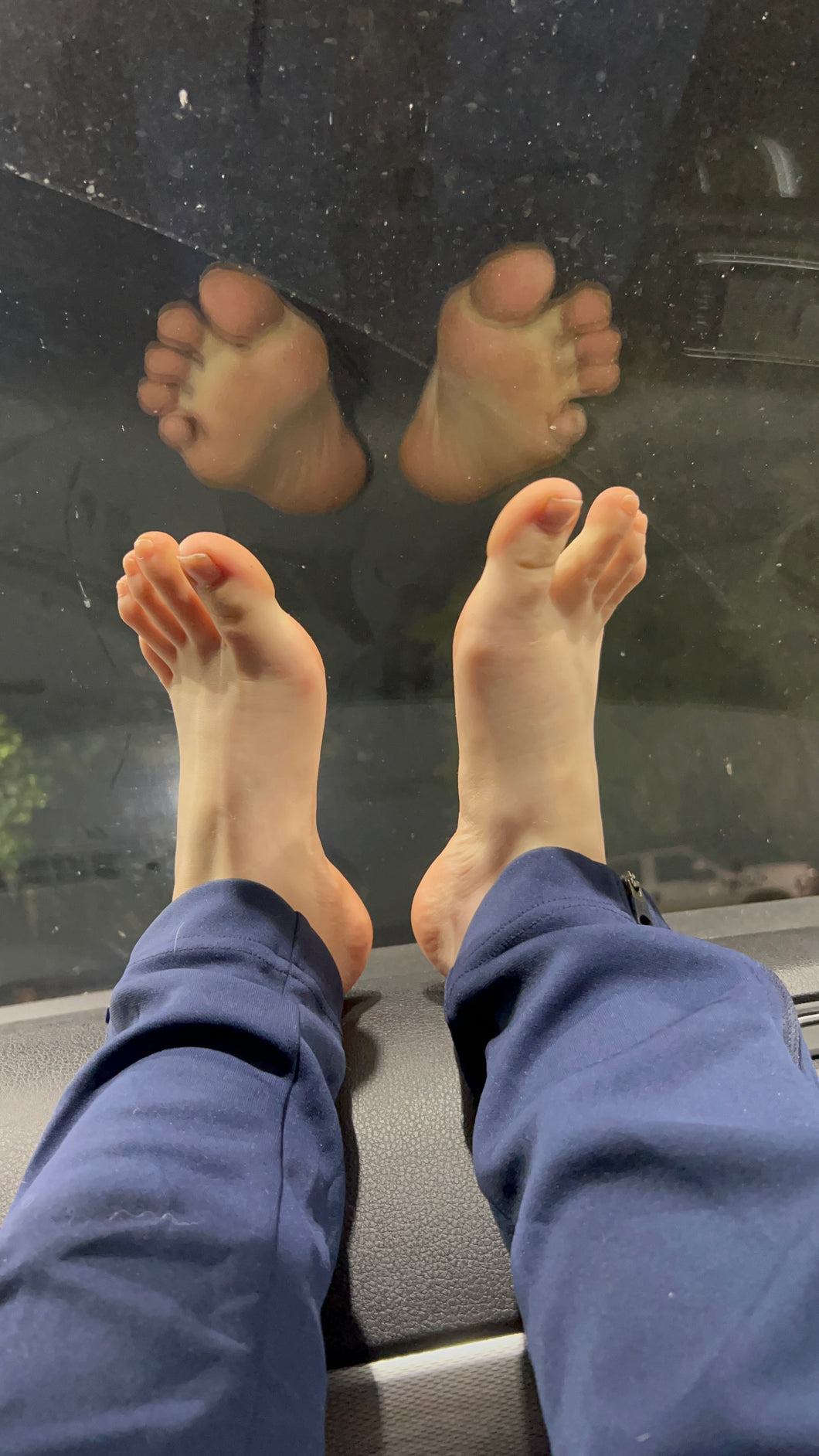 Sativas feet in the car 1m
